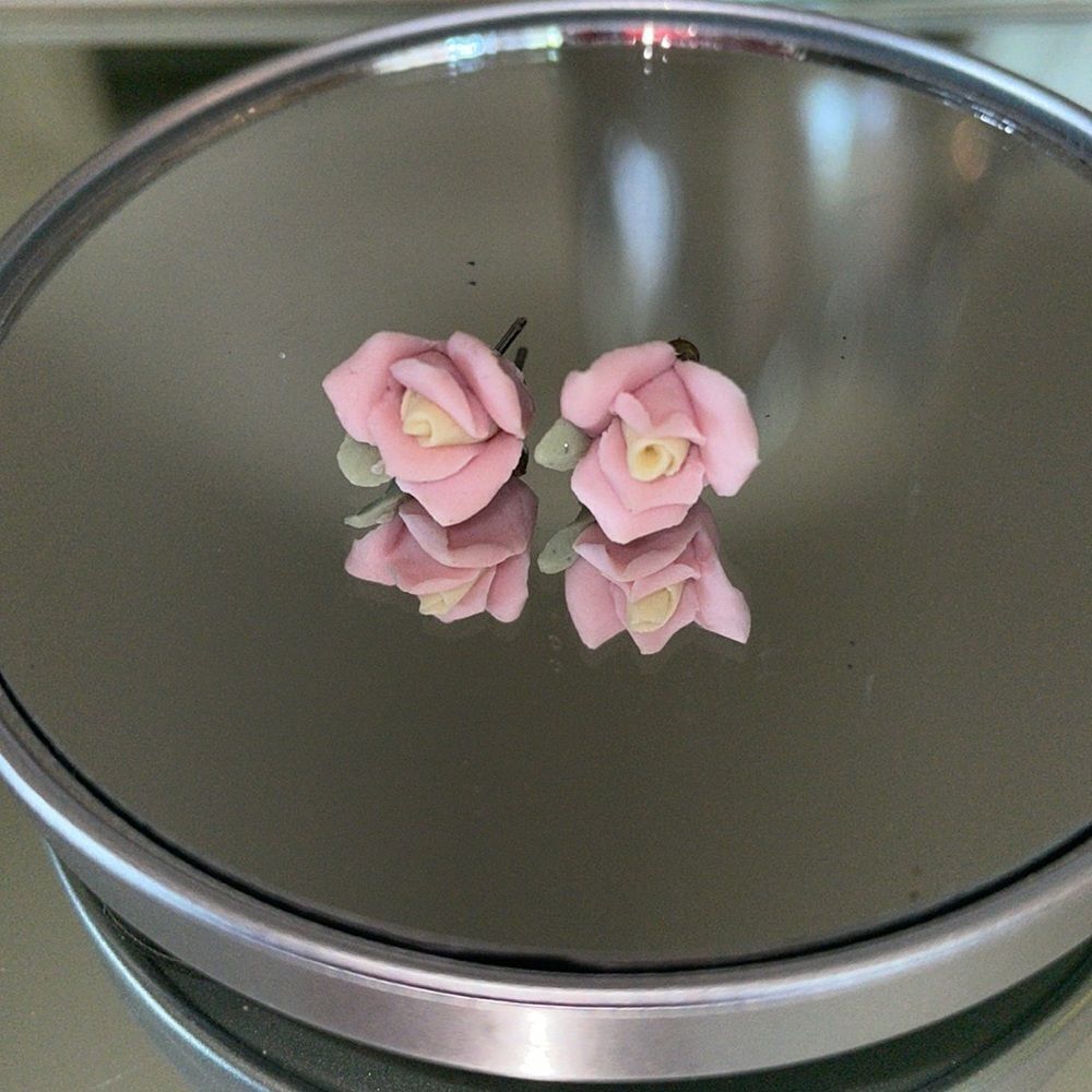 Vtg resin pink rose post earrings